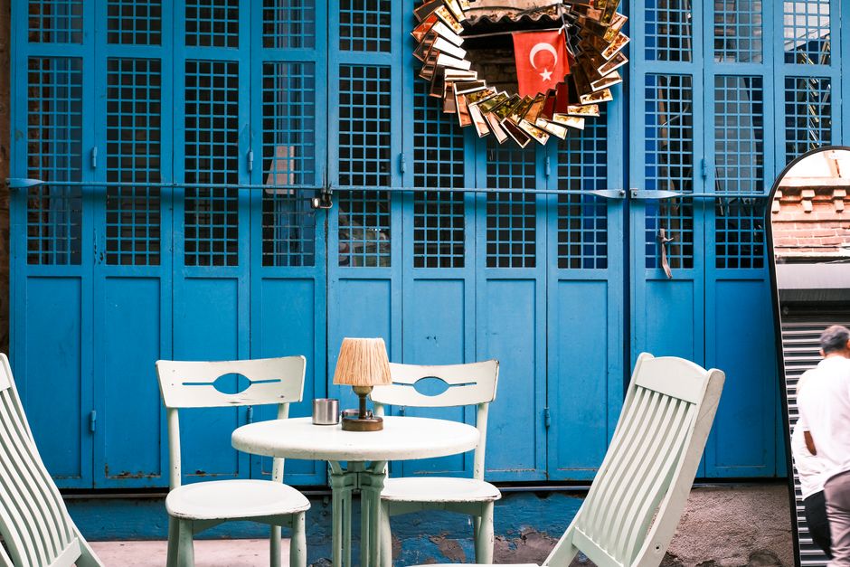 Cozy café setup with turquoise chairs and Turkish décor in İstanbul street.